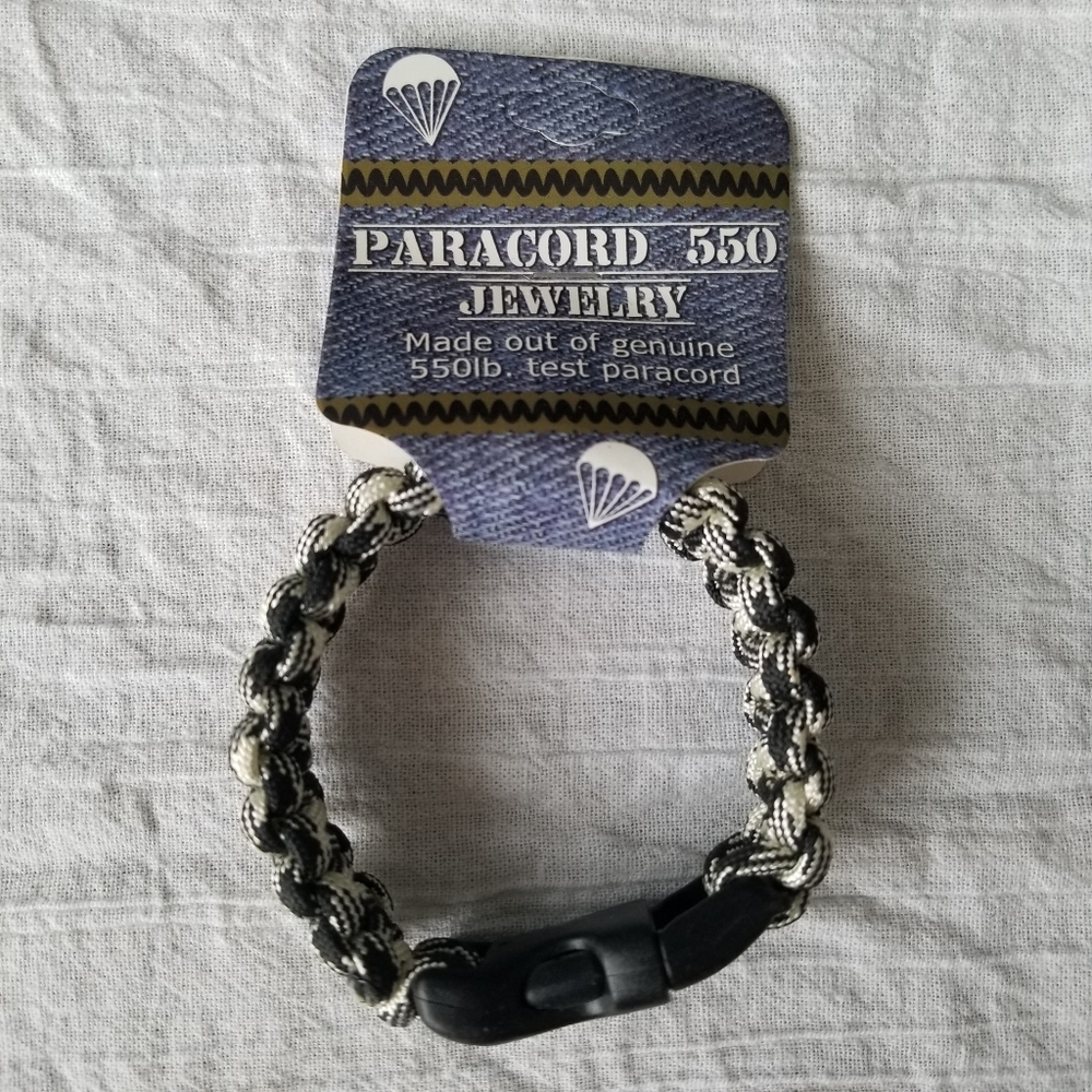 💥 Black and White Paracord Bracelet